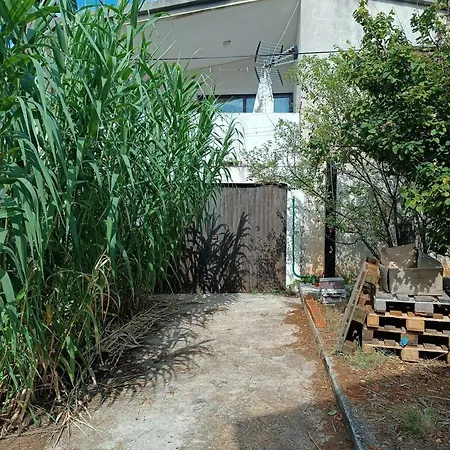 Family Friendly Seaside Brgulje, - 24673 アパート