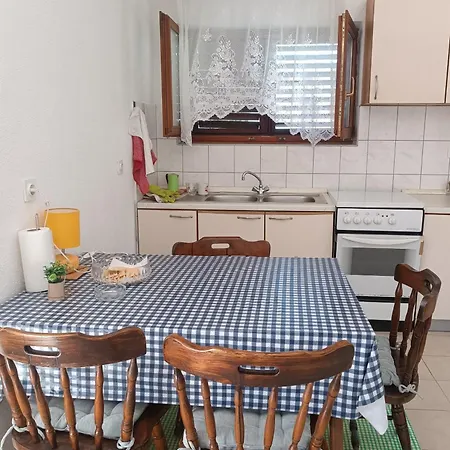 Family Friendly Seaside Brgulje, - 24673 Lägenhet Molat